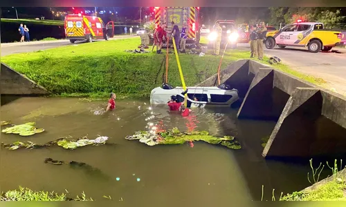 Carro cai de ponte, fica submerso e duas pessoas morrem em lago do PR