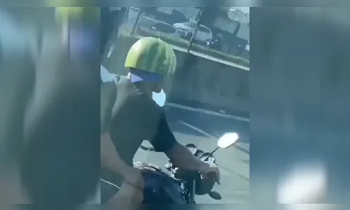 Segurança em 1º lugar! Motociclista usa melancia como 'capacete'; veja