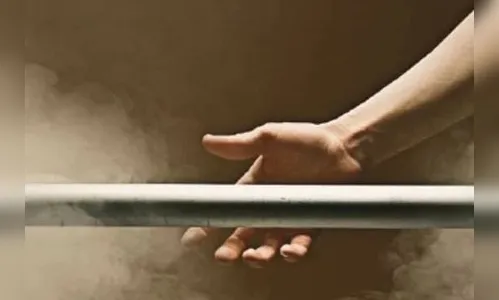 Homem bêbado tenta agredir irmão com barra de ferro em Lidianópolis