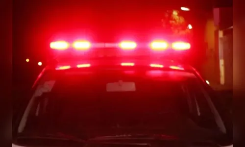 Mulher alterada ataca policiais e é contida com spray de pimenta