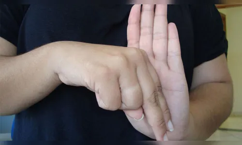 PM acalma pessoa com deficiência auditiva após se comunicar em libras