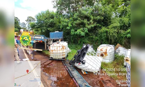 Caminhão com produtos químicos bate contra barranco na PR-323