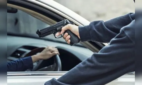 Homens rendem idosa, roubam carro e um é preso em Marumbi