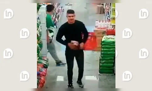 Homem é preso após ser flagrado colocando picanha dentro da cueca