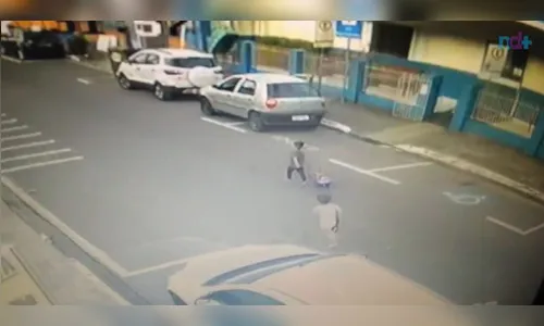 Irmãos de 3 anos são flagrados fugindo de creche; veja vídeo