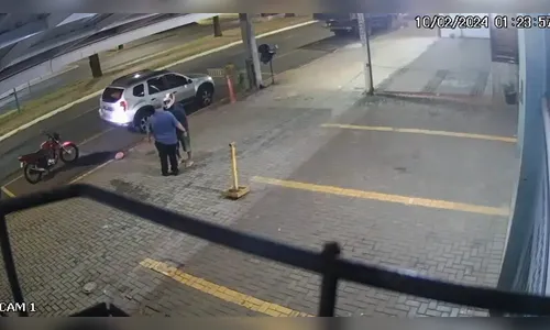 Homem joga gasolina e ameaça atear fogo em idoso após acidente no PR