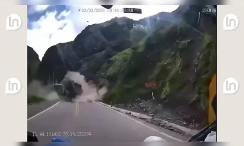 Cena de filme! Pedras gigantes despencam e esmagam veículos em rodovia