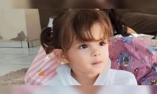 Menina de 3 anos morre atropelada após se esconder embaixo de carro