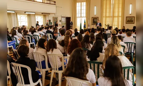 Presidente do STF ministra palestra para alunos de colégio do Paraná