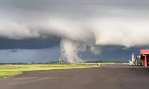 Nuvem gigantesca toca o chão e assusta moradores; veja vídeo