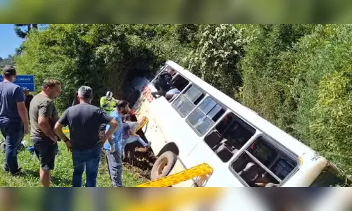 Tombamento de ônibus deixa 18 passageiros feridos no Paraná