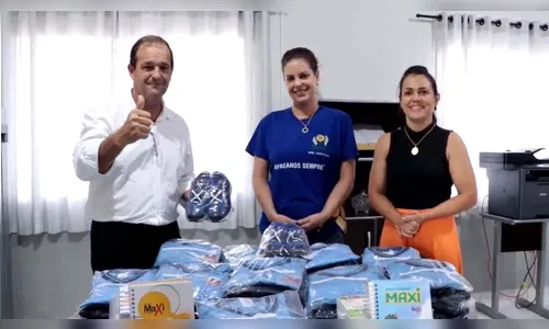Prefeitura de Jardim Alegre entrega uniformes para alunos da Apae