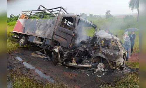 Colisão entre carro e caminhão mata irmãos e 2 crianças