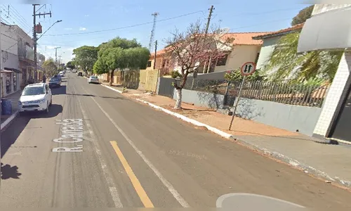 PM aborda 15 pessoas em tabacaria e apreende moto e maconha em Cambira