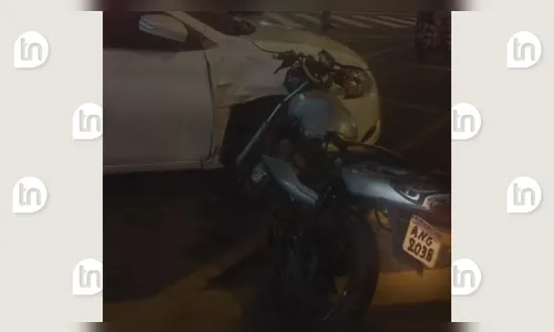 Motociclista com placa escrita à caneta sofre acidente durante fuga