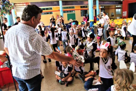 Prefeito Sérgio Onofre na entrega dos ovos de Páscoa