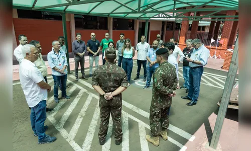 Prefeito e secretários em visita ao quartel de Apucarana