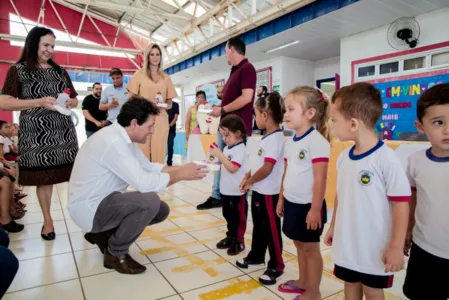 Prefeito entregou kits na Escola Senador Marcos de Barros Freire