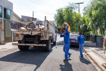 Recolhimento de materiais inservíveis deixados pela população na calçada já completa 51 dias.