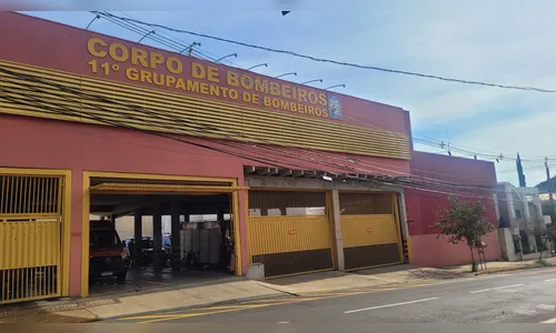 Motorista dorme no volante e capota carro no centro de Apucarana