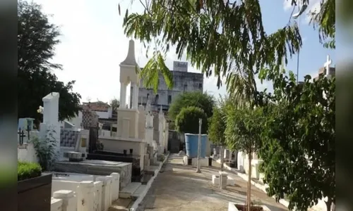 Homem viola túmulos após ouvir ex-mulher pedindo socorro de sepultura