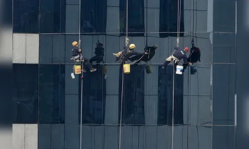 Homem que tentou matar limpador de janela cortando corda é denunciado