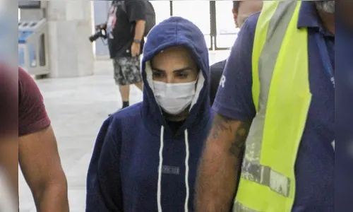 Após expulsão, Wanessa aparece disfarçada e rodeada de seguranças