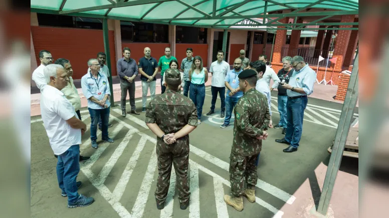 Imagem ilustrativa da notícia Prefeito e secretários em visita ao quartel de Apucarana