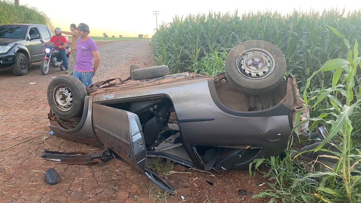 Carro capota, invade contramão e atinge caminhonete na PR-170; veja