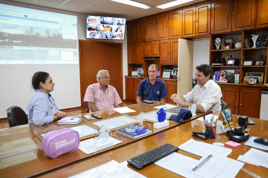 A reunião aconteceu nesta segunda-feira (8)