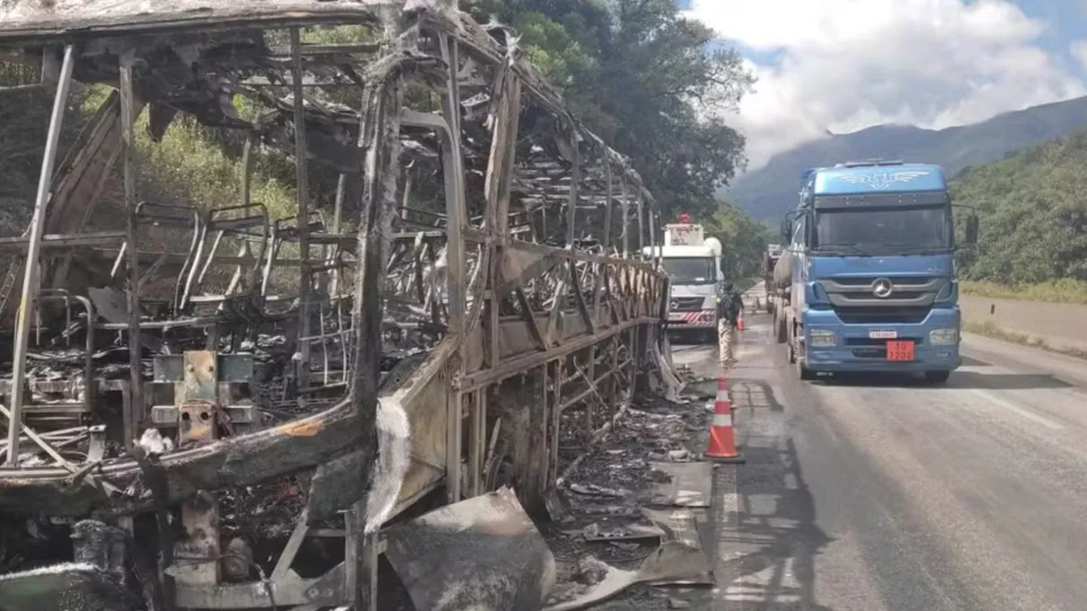 Acidente deixou rodovia totalmente bloqueada