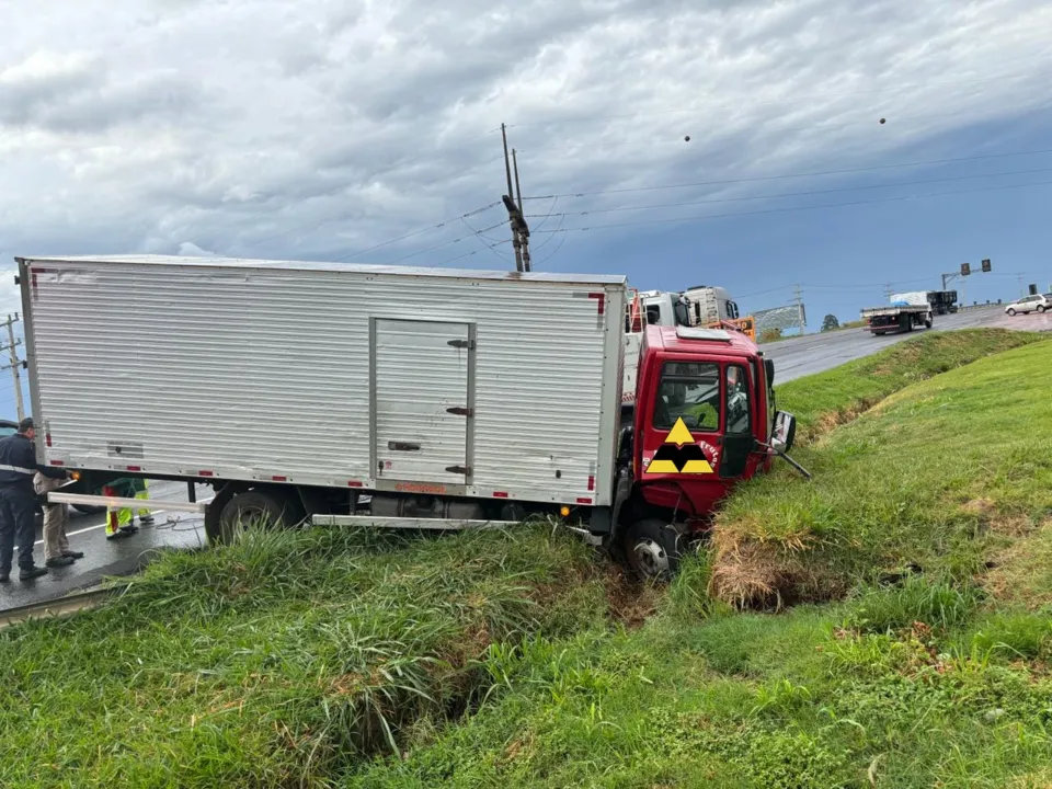 Acidente entre carro e caminhão na PR-444 deixa caminhoneiro ferido