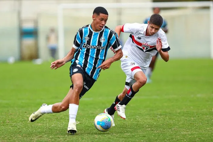 Atualmente, Alysson está atuando pelo Grêmio no Brasileirão Sub-20