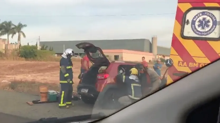 Bombeiros socorreram vítimas que estavam em um Kwid