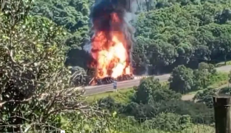 Caminhão com botijões de gás tomba e carga explode; motorista morreu