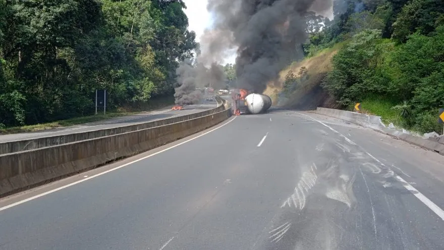 Caminhão tomba, pega fogo e interdita BR-376, próximo a Tibagi