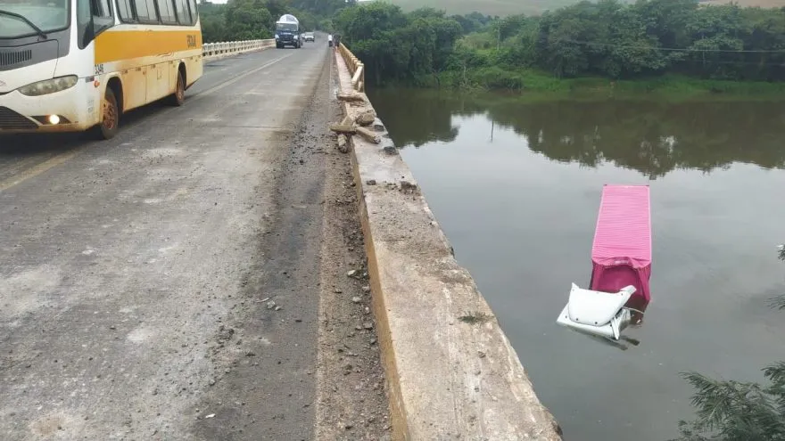 Carreta cai de ponte na BR-376 e fica submersa no Rio Tibagi