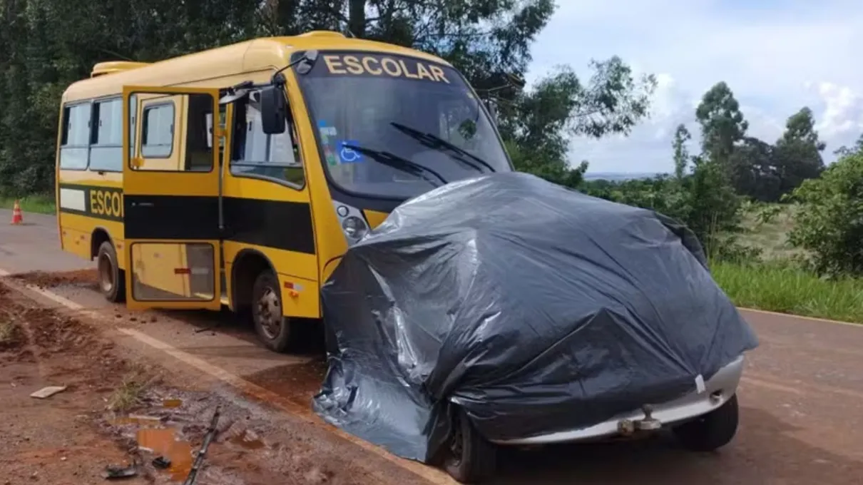 Carro bateu de frente com o ônibus escolar