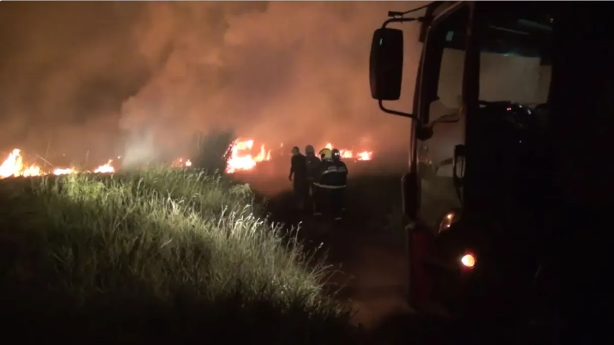 Carro é incendiado e fogo se espalha pelo Parque da Raposa; assista