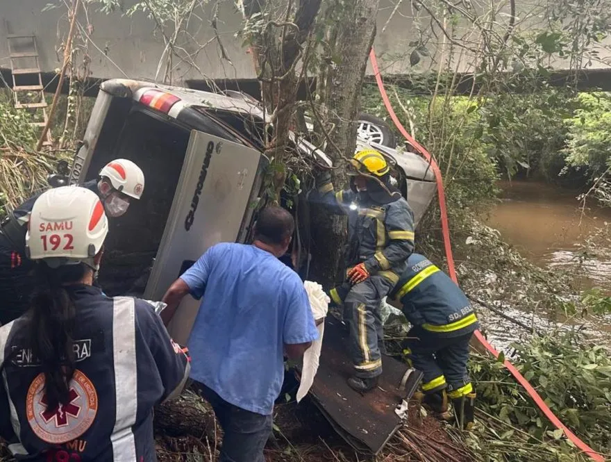 Casal fica gravemente ferido após GM Blazer cair de ponte