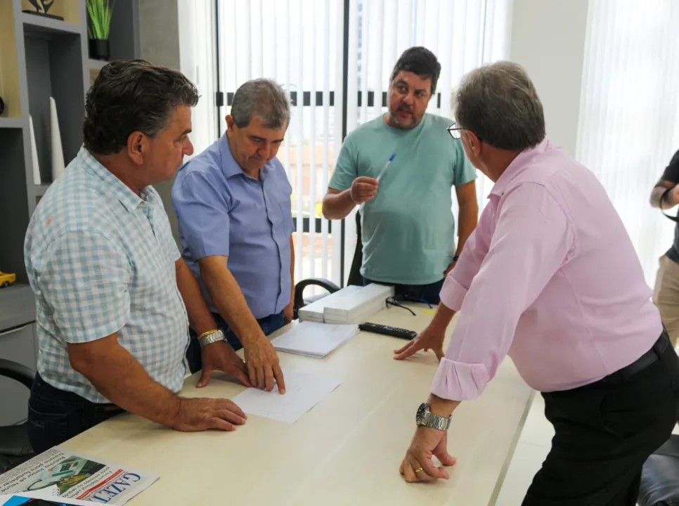 Deputado Bazana esteve com o presidente da entidade, Luiz Antonio Sartori e com o prefeito Sérgio Onofre para tratar da documentação do terreno