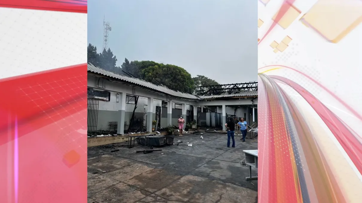 Escola ficou destruída após o incêndio