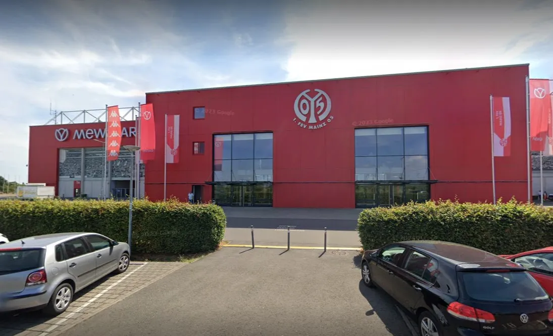 Estádio multidesportivo situado em Mainz, Alemanha