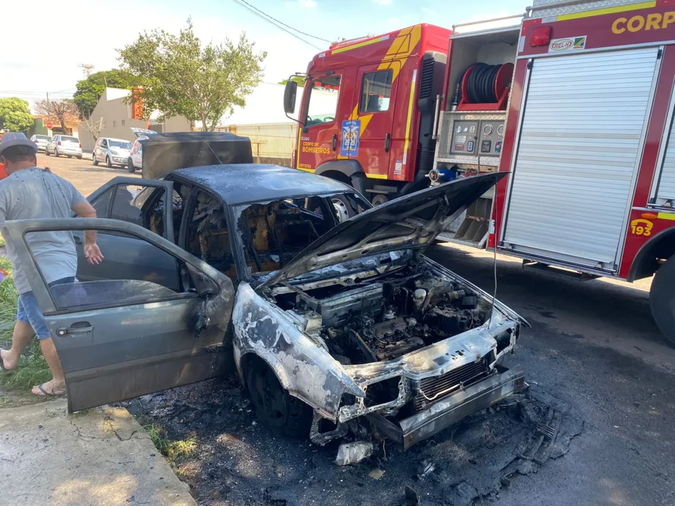 Fiat Tempra pega fogo e fica completamente destruído em Apucarana