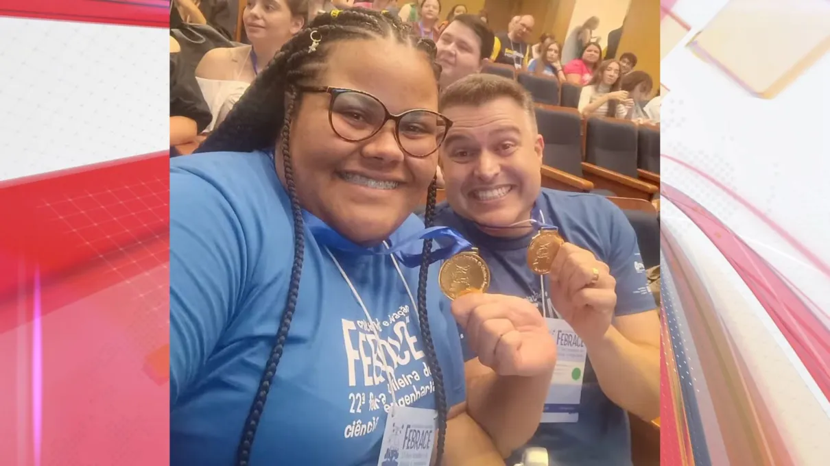 Franciele, que conquistou medalha de ouro na Febrace, ao lado do professor Rafael