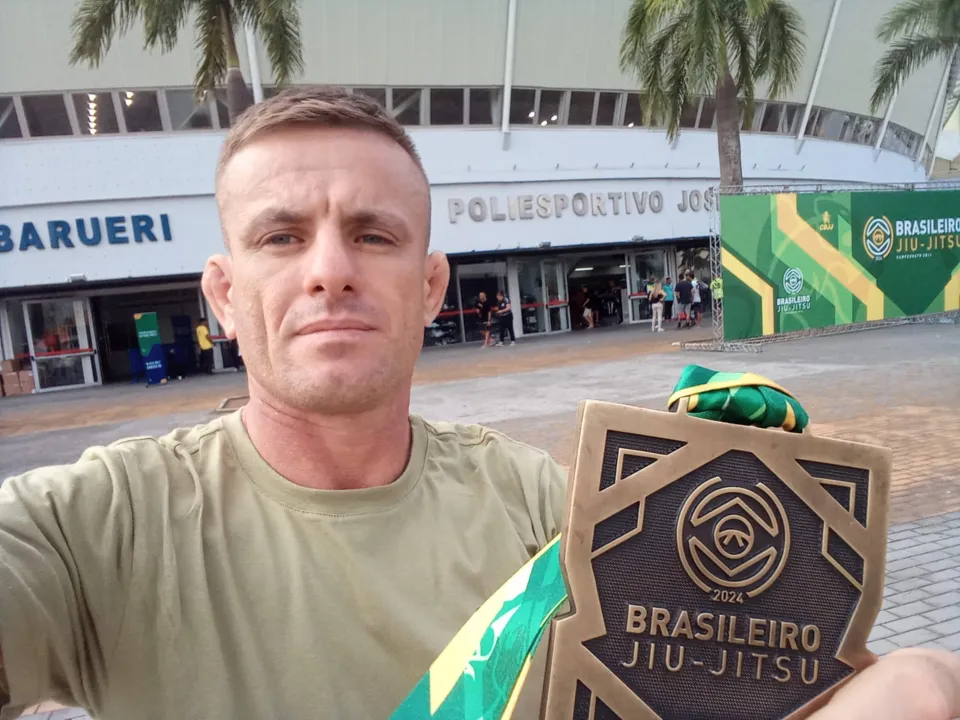 Hilário Caldeira, de Apucarana, com a medalha de terceiro lugar