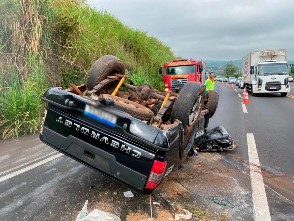 Homem fica ferido após Chevrolet S10 capotar na PR-444