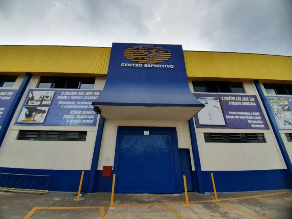 Lanchonete fica dentro do centro esportivo do colégio