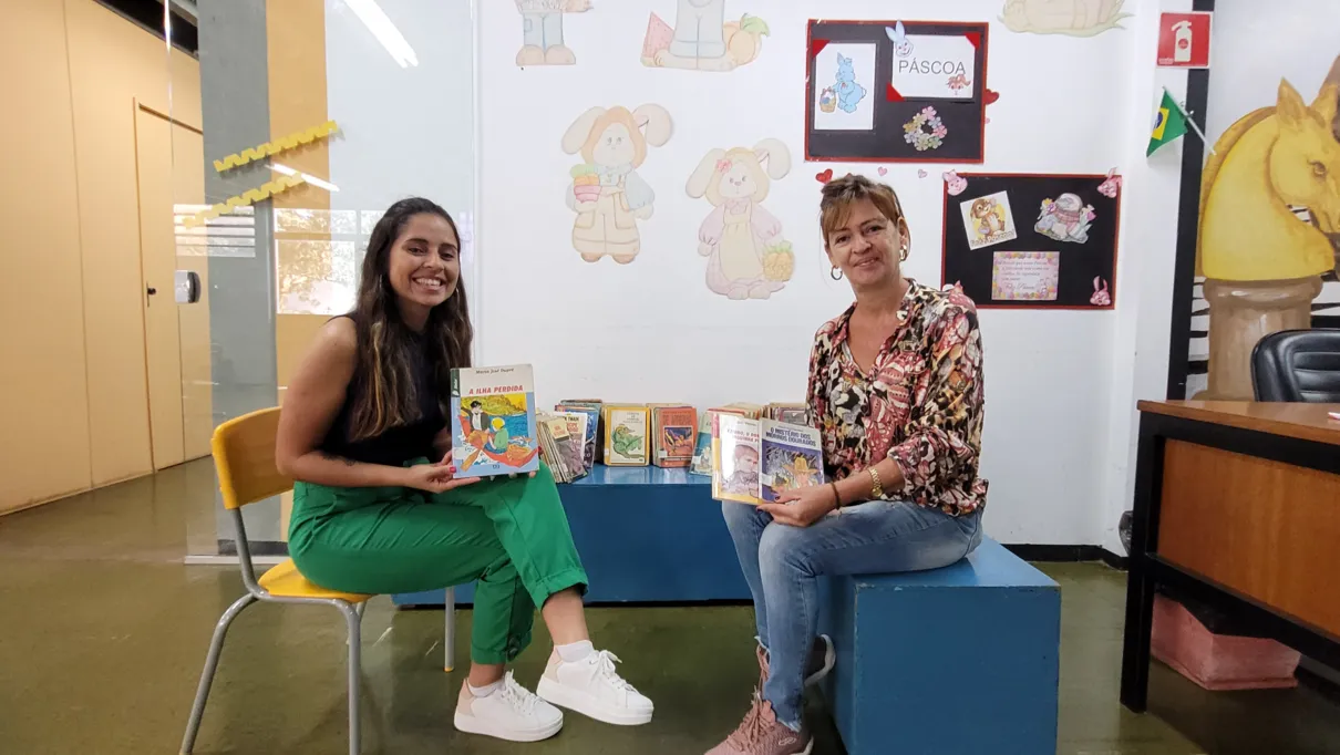 Livros ainda continuam presentes em locais públicos, como bibliotecas