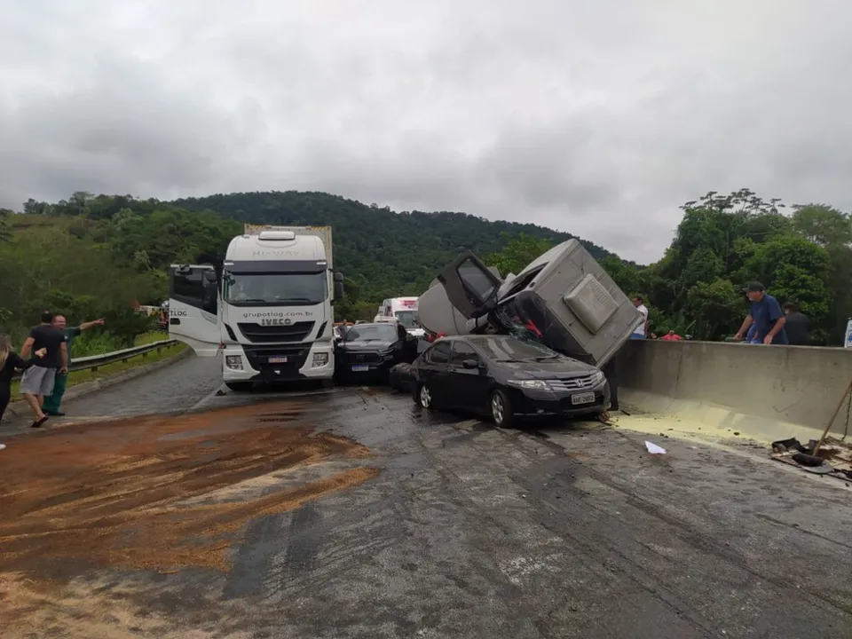 Motorista do caminhão tanque ficou ferido